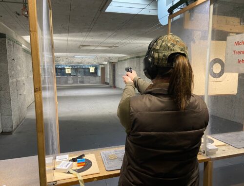 Unwiderlegbare Bedürfnisvermutung für den Erwerb und Besitz von bis zu zwei jagdlichen Kurzwaffen, keine Anrechnung von Sportwaffen